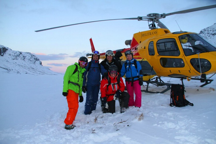 Glad grupp efter några fina kvällsåk, klockan är 17.50 och solen går snart ner. Heliskiing Riksgränsen, 19 Mars 2011  Foto: Andreas Bengtsson