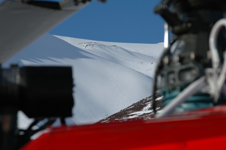 Vår pilot Peter ser våra spår komma ner från Kebnekaise. Heli ski Riksgränsen 28/3 - 2009           Foto: Peter Almer