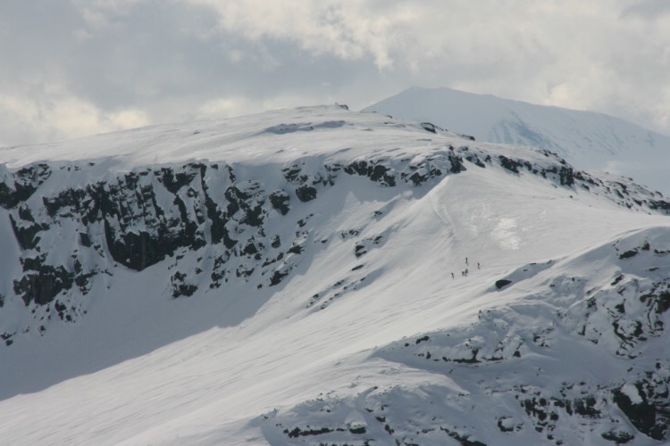 Karin med sin grupp gör sig klar att åka ner från Korsa. Heliski Riksgränsen 5 maj 2009. Foto: Andreas Bengtsson