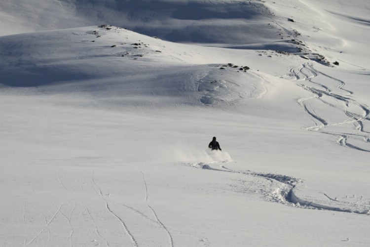 Puderåkning, Heliski Riksgränsen. Foto: Andreas Bengtsson